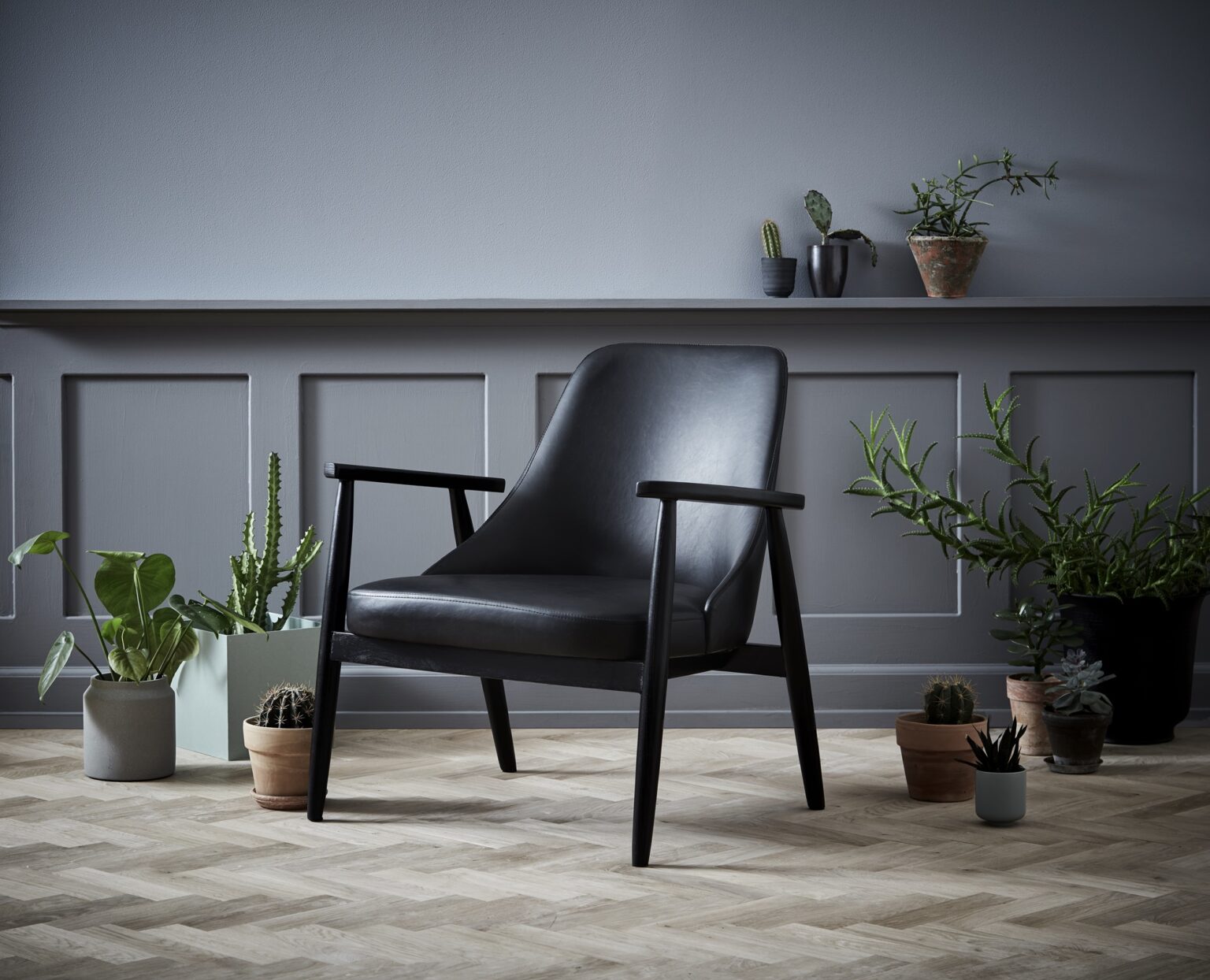saga-lounge-chair-vintage-black-art-leather-with-black-stained-ash-700200270-mood-lifestyle-01